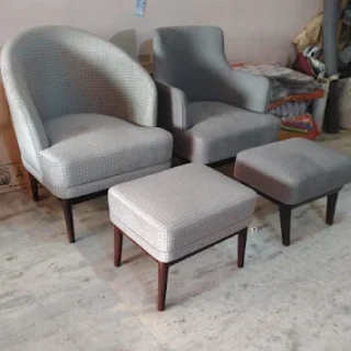 Chair with Puffy leg Rest